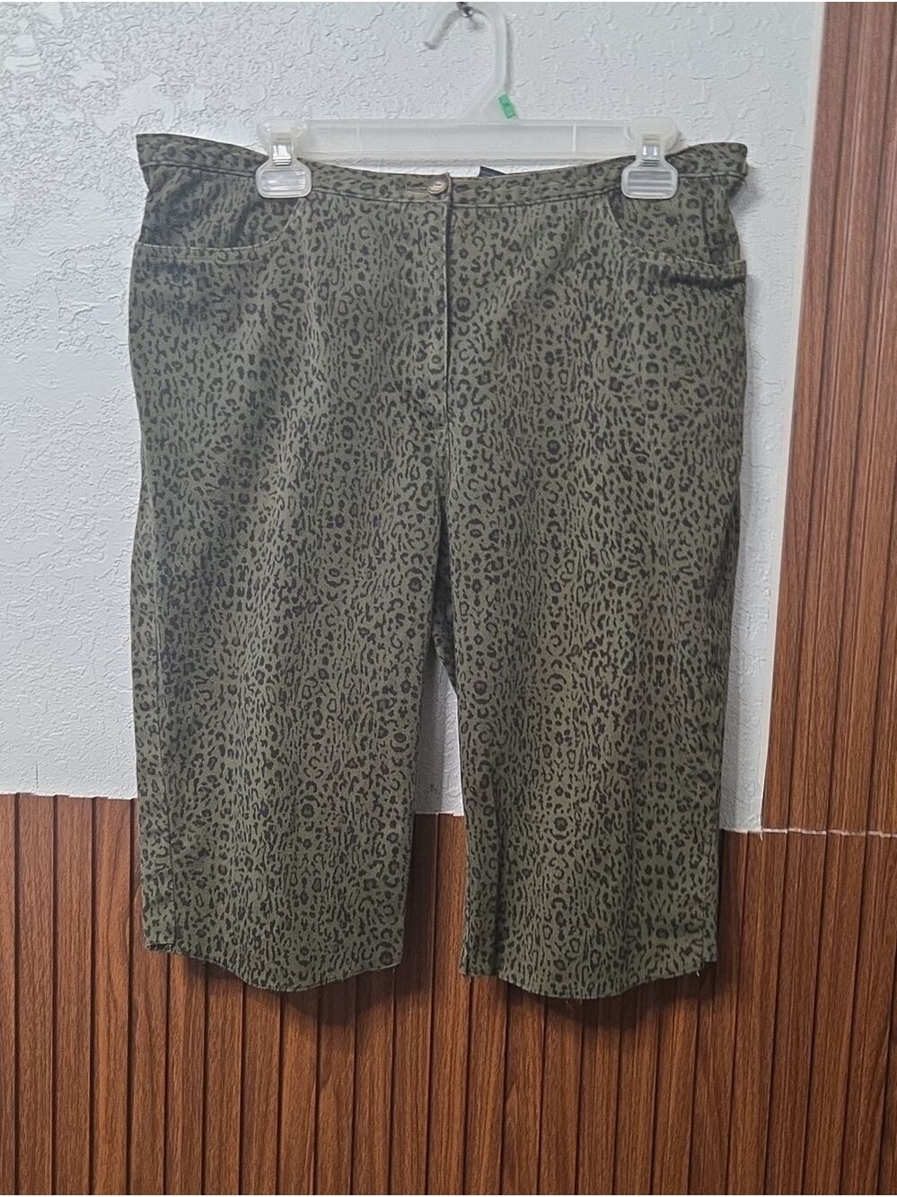 New York & Company Olive Green Leopard Print Bermudas [1869)
